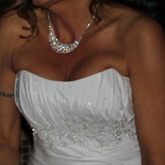 Beautiful wedding dress - Picture 2 of 6